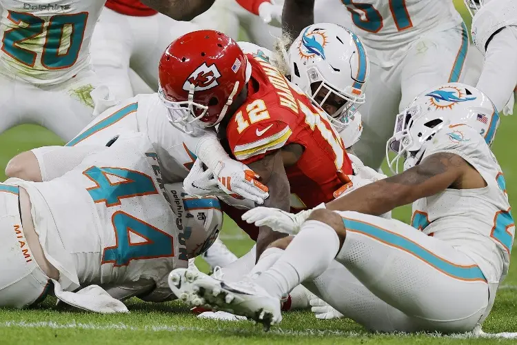 NFL prohíbe la polémica tacleada 'hip drop', te explicamos de qué se trata 