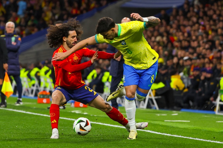 Brasil le saca empate a España en el último suspiro