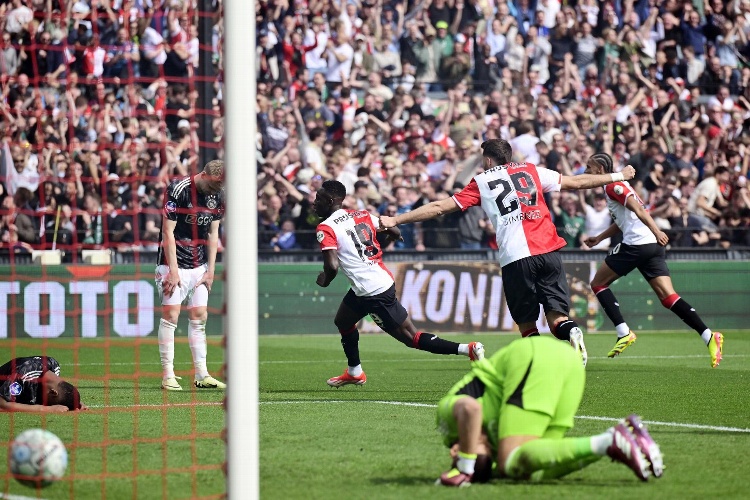 Santi Giménez y Feyenoord humillan al Ajax con tremenda goleada