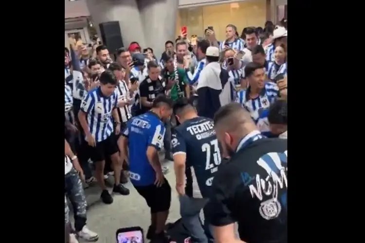 Regios bailan zapateado encima de la playera de Messi (Video)