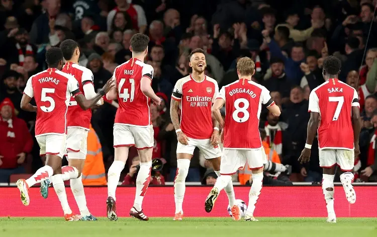 Arsenal destroza al Chelsea y se aferra a la Premier League