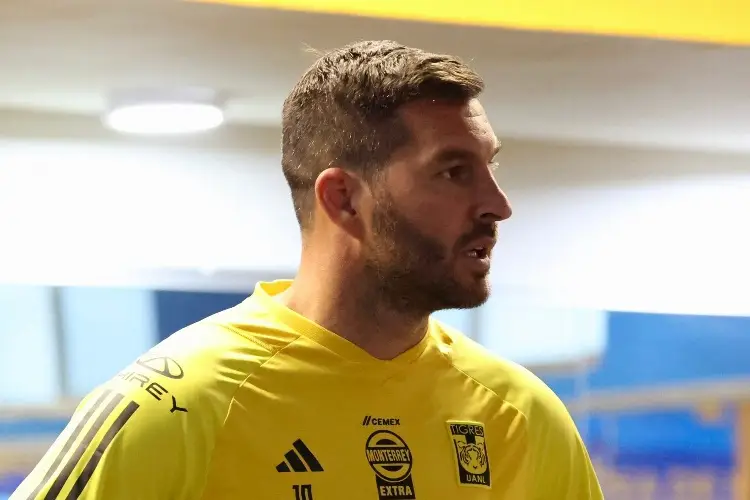 Árbitro le llama viejo a Gignac (VIDEO)