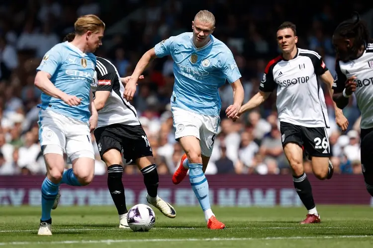 Manchester City golea al Fulham de Raúl Jiménez y toma el liderato de la Premier