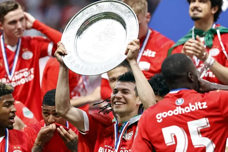 El campeón PSV se relaja y empata con Hirving Lozano como titular 