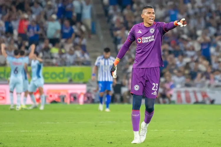 El amuleto que siempre ayuda a Kevin Mier, portero de Cruz Azul