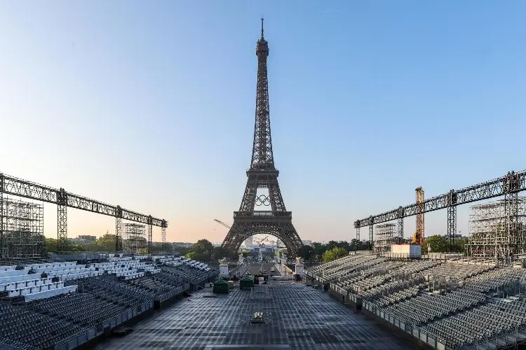 La Torre Eiffel exhibe los 5 aros olímpicos