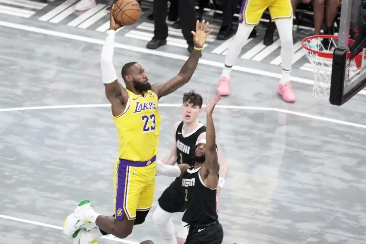 NBA: LeBron James extiende contrato con los Lakers