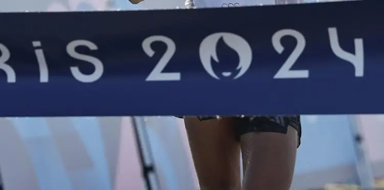 Padre de campeona olímpica arrestado por besar a una voluntaria