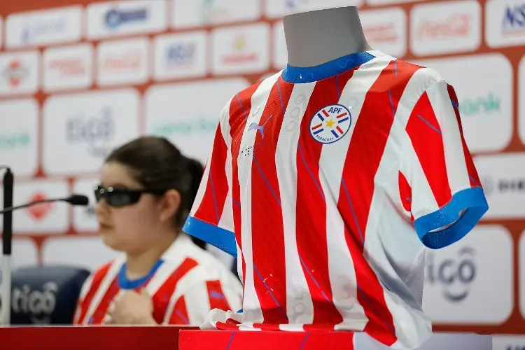 La Selección de Paraguay estrena camiseta para personas no videntes