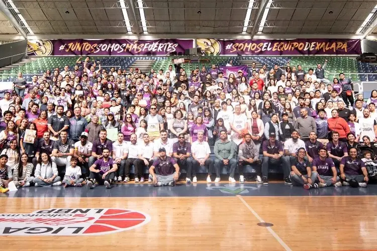Fans de Halcones de Xalapa se reúnen para despedir al equipo tras el subcampeonato nacional