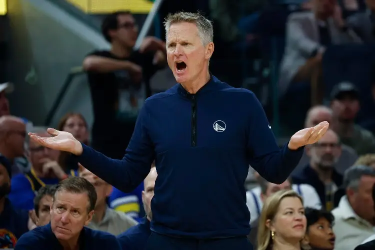 Coach de los Warriors arremete contra los árbitros de la NBA