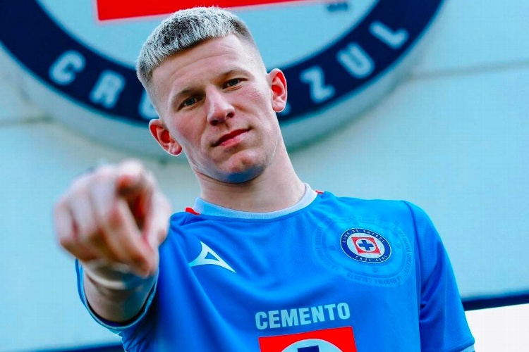 Se fue Anselmi pero ya llegó el polaco Mateusz Bogusz a Cruz Azul
