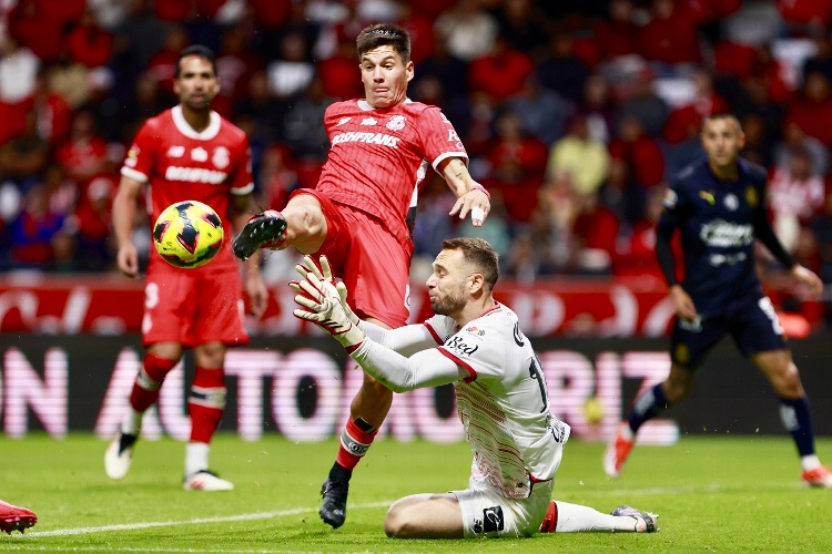 Un jugador de Rayados influyó para que el español Pau López fichara con Toluca 