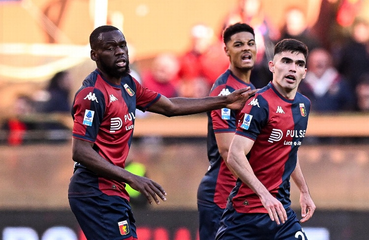 Johan Vásquez y Genoa rescatan un punto en su lucha por no descender 