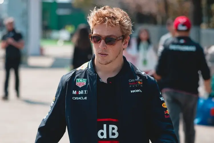 ¿Por eso corrieron a 'Checo' Pérez? Liam Lawson es un desastre en Red Bull (VIDEO)
