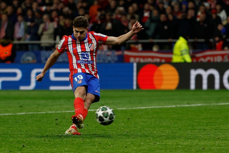 Julián Álvarez rompe el silencio y habla de su polémico penal anulado vs Real Madrid (VIDEO)