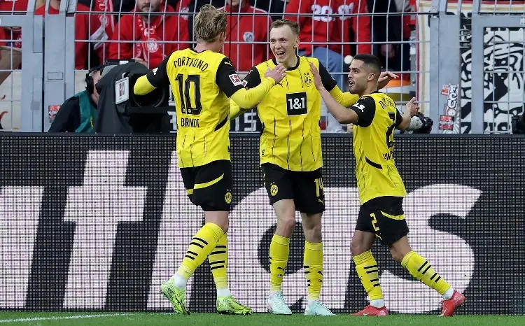 Borussia Dortmund despierta, golea y apunta al duelo contra Barcelona 