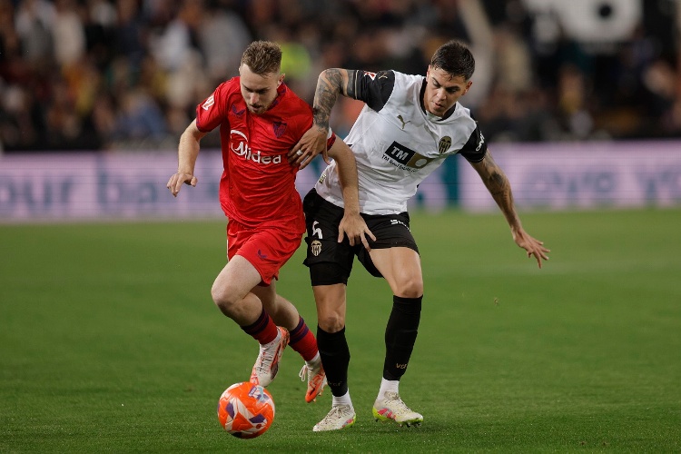 Valencia le pega a Sevilla y se olvida del descenso en España 