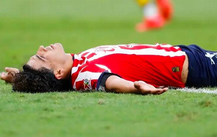 Chivas termina con dos expulsados y no puede ganar en Mazatlán 