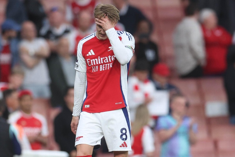 Arsenal empata y le pone en bandeja de plata el título de la Premier League a Liverpool 