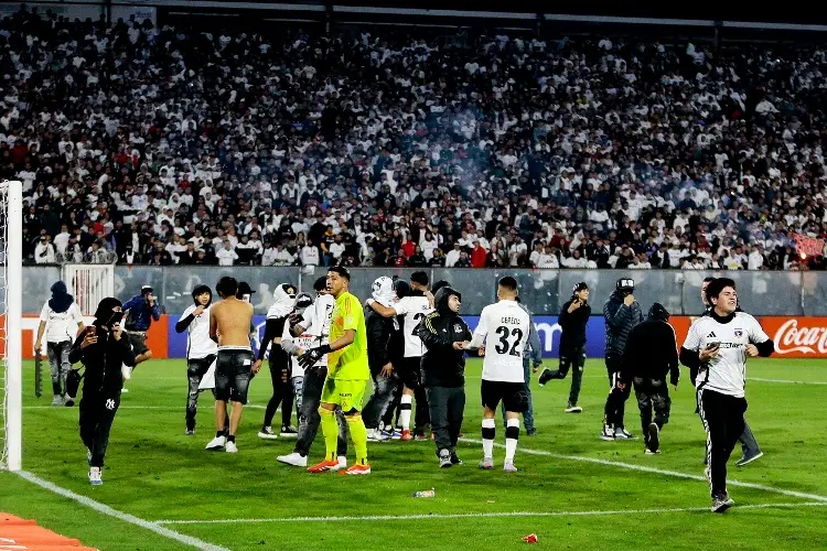 ¡Vetados por 18 años! Así sancionarían a los fans que ingresaron a la cancha durante juego de Copa Libertadores