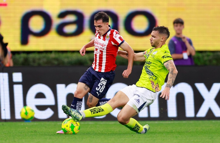 Chivas vence a Puebla con lo mínimo y aún sueña con jugar la liguilla 