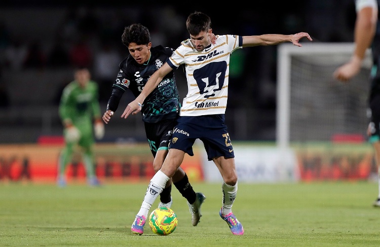 Pumas triunfa ante Santos y se aferra a clasificar a la liguilla 