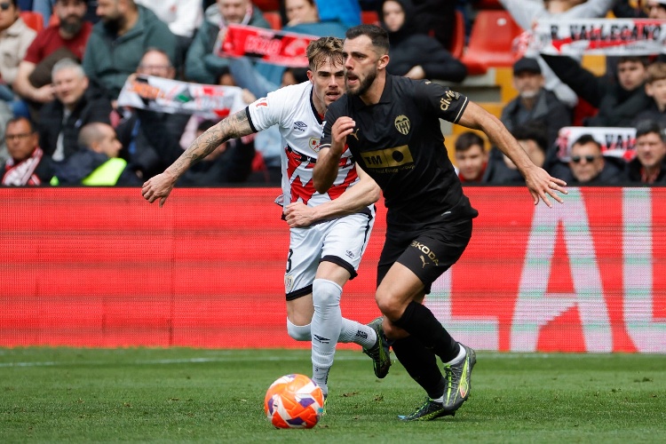 Valencia le empata al Rayo Vallecano y ve muy cerca la salvación 