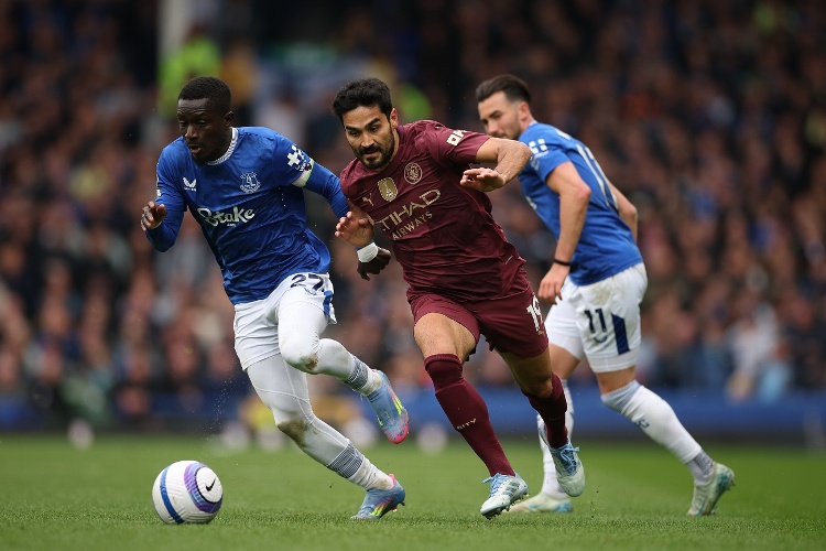 Manchester City sufre para vencer al Everton en la Premier League 