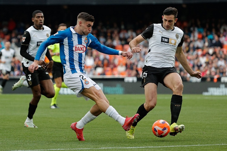 Valencia y Espanyol empatan para alejarse un poco más del descenso 