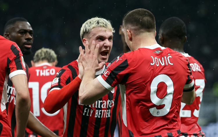 AC Milan de Santiago Giménez se mete a la Final de la Coppa Italia tras golear al Inter 
