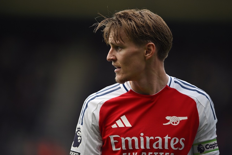 Arsenal no puede y le deja servido el título de la Premier League a Liverpool 