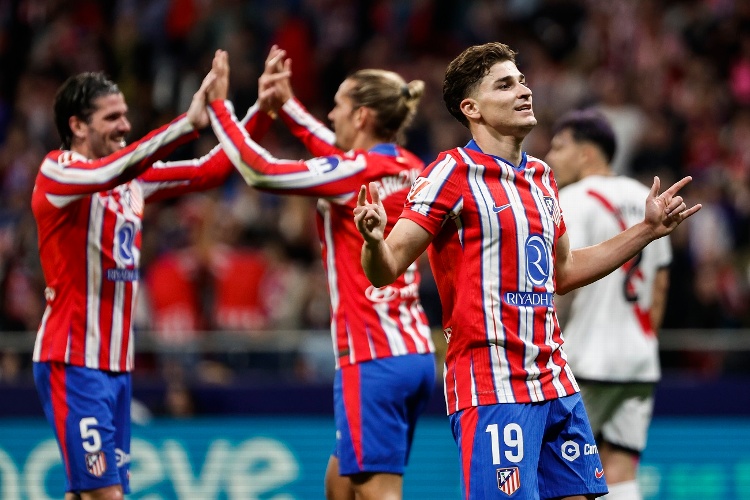 Atlético de Madrid golea y se aferra a un milagro para ganar La Liga 