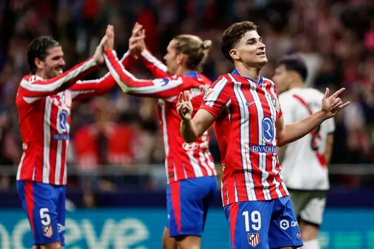 Atlético de Madrid golea y se aferra a un milagro para ganar La Liga 