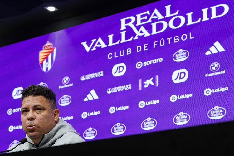 Aficionados del Real Valladolid explotan contra Ronaldo Nazário tras el descenso del club