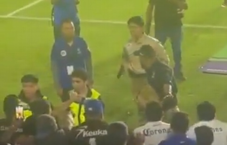 ¡Terrible! Guardia amenaza con una pistola a fans del Celaya y se desata una campal (VIDEO)