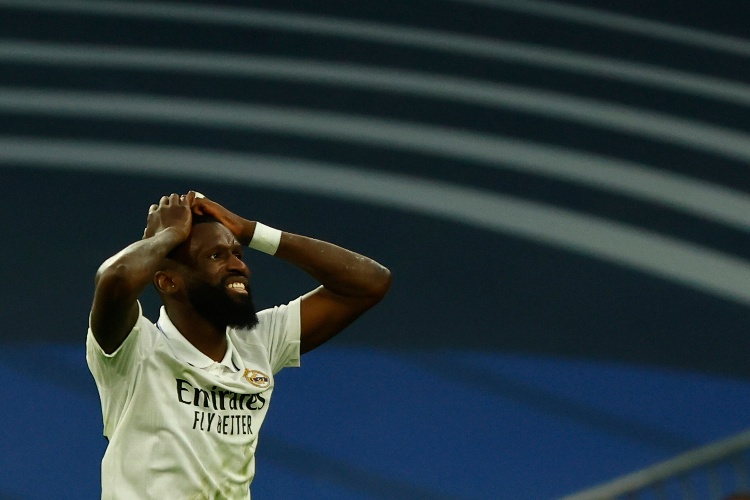 Durísima sanción a Rüdiger tras agredir al árbitro
