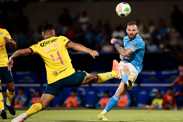 Cruz Azul con un expulsado vence al América y se pone en ventaja en la semifinal