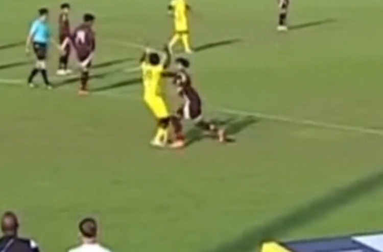 Stephano Carrillo pierde la cabeza y da puñetazo a rival en juego de Selección (VIDEO)