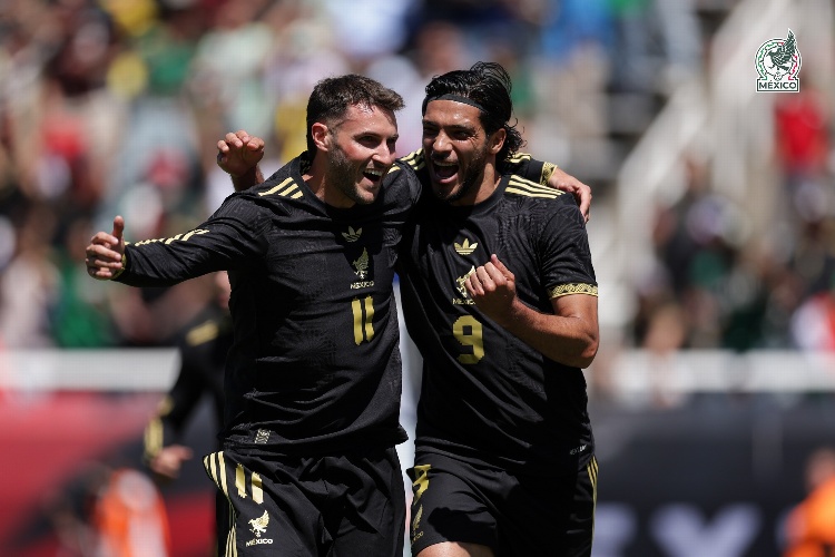 'Son bien weyes': Javier Aguirre crítica a Santi Giménez y Raúl Jiménez