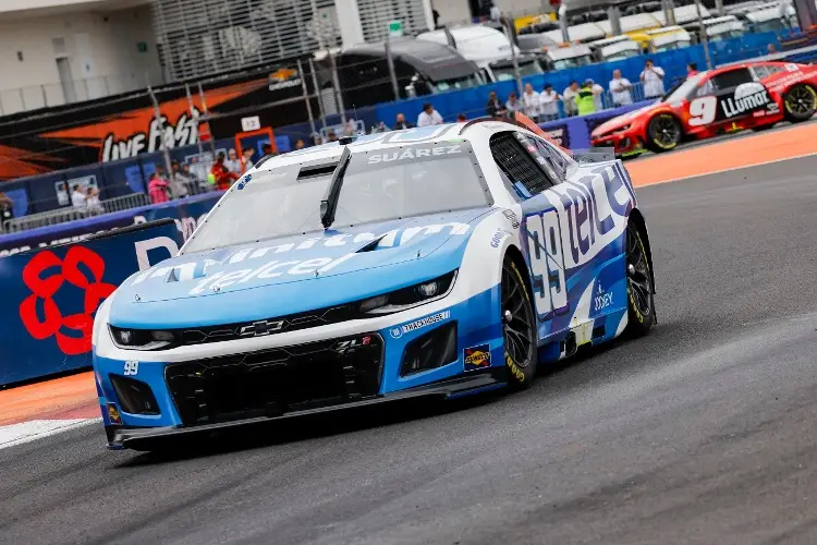 Mexicano Daniel Suárez se queda lejos del podio en la NASCAR Cup Series de la CDMX 