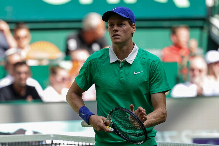 Tenis: Jannik Sinner avanza con solidez en Halle