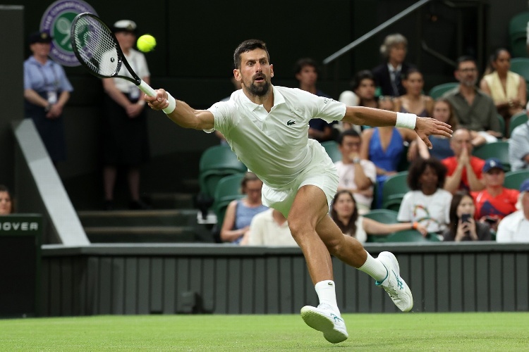 Djokovic inicia su camino en Wimbledon con triunfo 