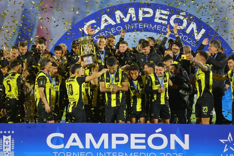 Después de 9 superclásicos sin triunfo, Peñarol se impone a Nacional con título