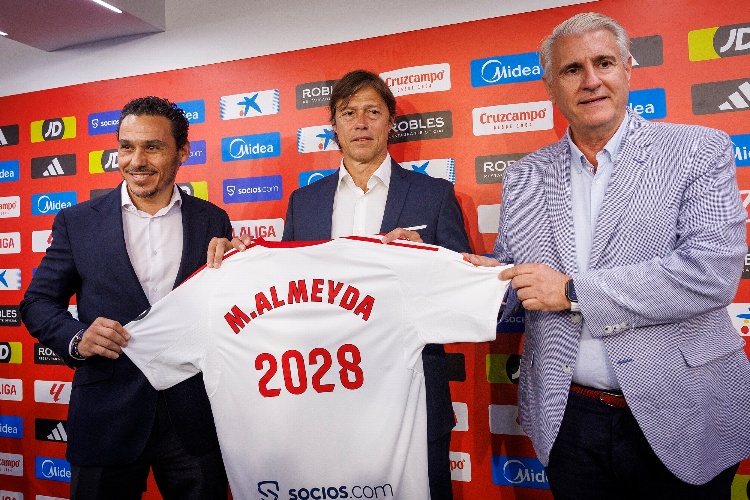 Matías Almeyda llega a Sevilla con la ilusión de crear un equipo ganador