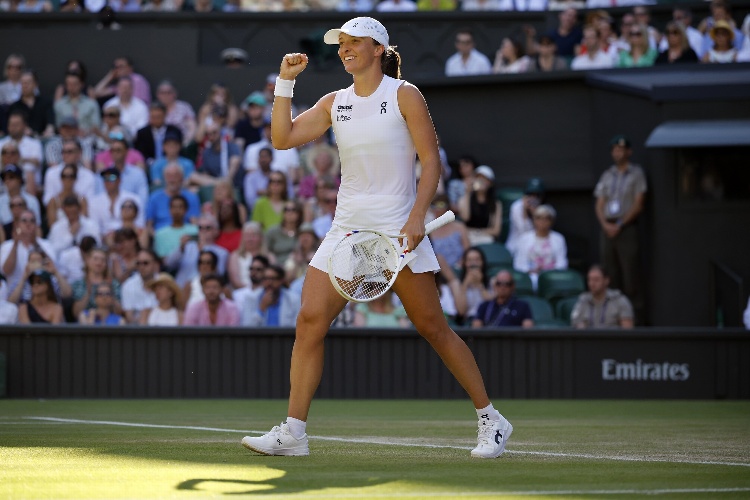 Swiatek pisa su primera final en Wimbledon