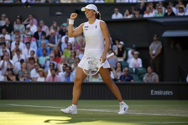 Swiatek pisa su primera final en Wimbledon