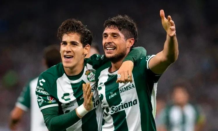 Santos Laguna golea a los Pumas de Efraín Juárez 