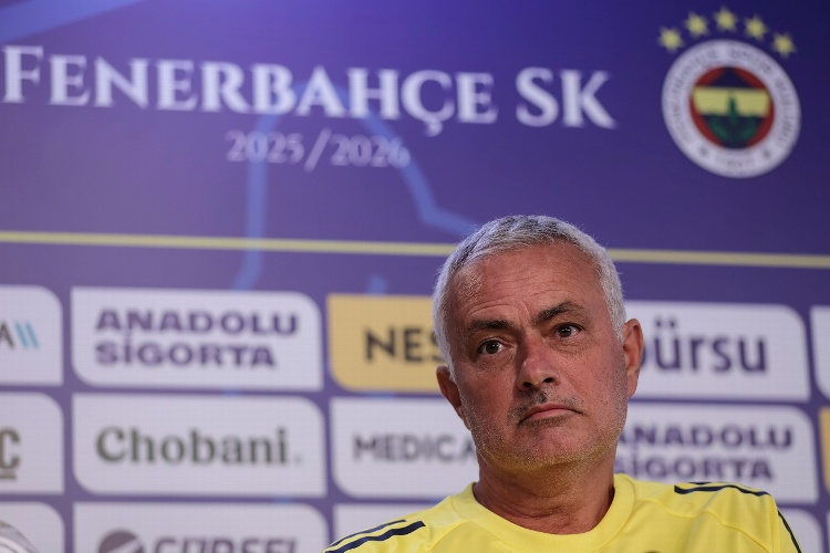 El Fenerbahce de Mourinho golea al Feyenoord y sigue con vida en la Champions League