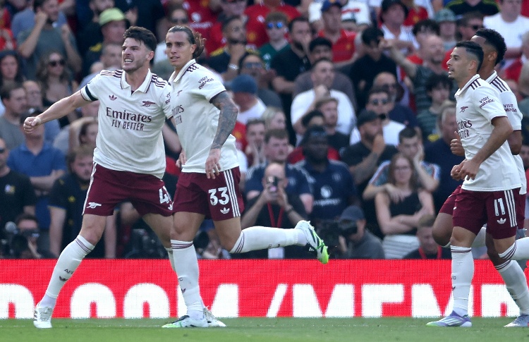 Arsenal se aprovecha de los errores para vencer al Manchester United